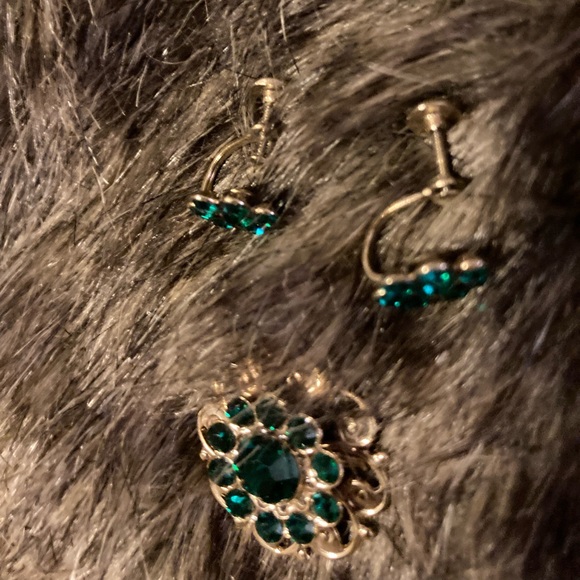 Vintage gold tone brooch and screw on earrings in emerald green - Picture 2 of 2
